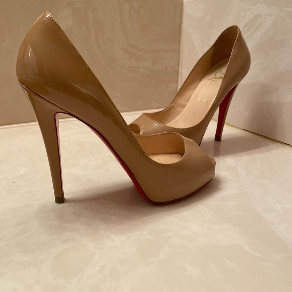 Size 37 Christian Louboutin nude heels